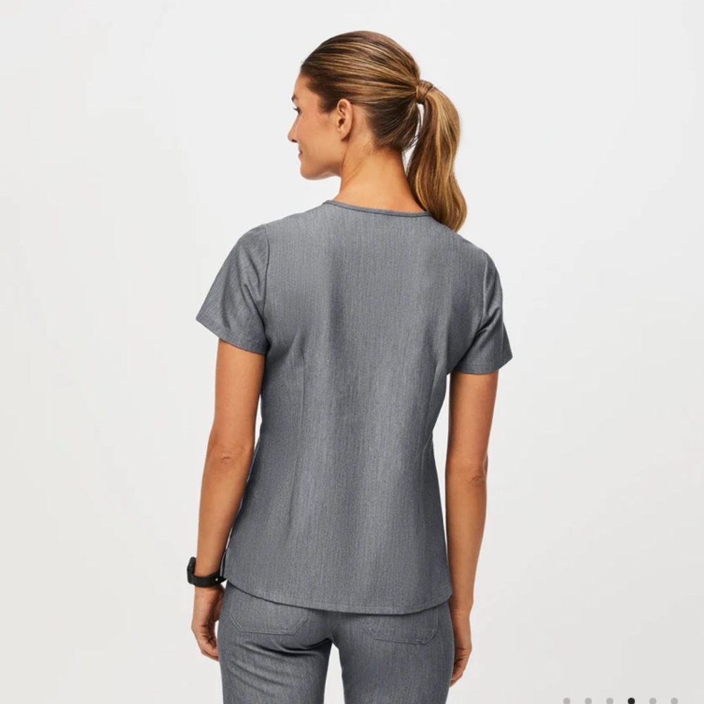 FIGS Catarina One-Pocket Scrub Top™ small - Gray Graphite - Picture 2 of 14